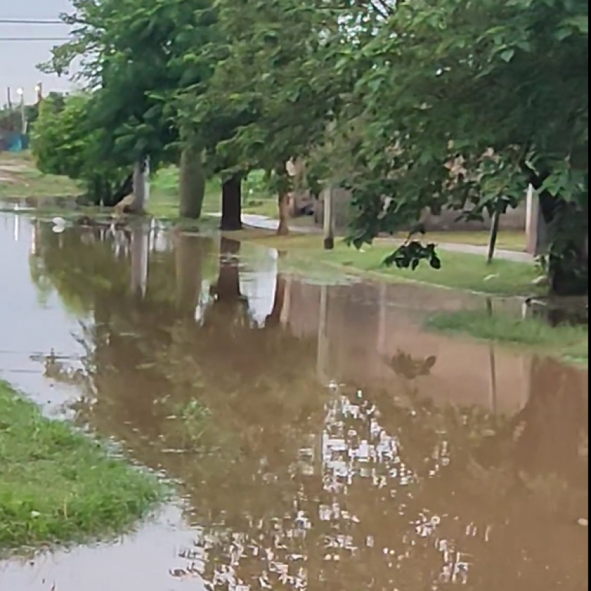 LA LLUVIA DEJA AISLADOS A LOS VECINOS DEL BARRIO FRANCISCO PRIMERO