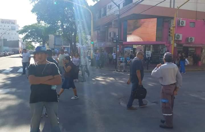 EMPLEADOS MUNICIPALES CORTAN AV.RIVADAVIA POR DEMORAS EN EL PAGO DE SUELDOS