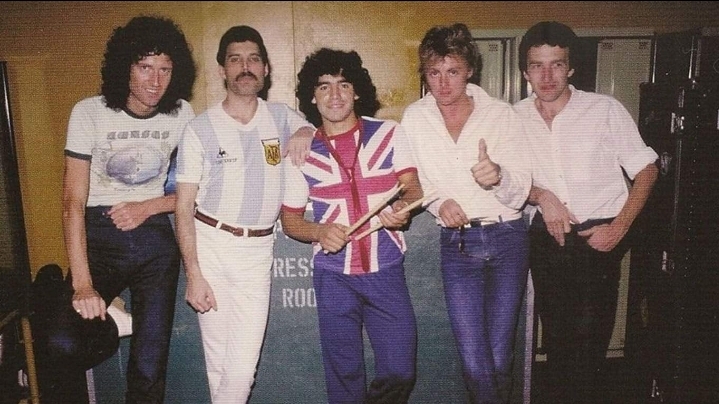 MOMENTO HISTÓRICO: MARADONA CON LA REMERA DEL REINO UNIDO Y FREDDIE MERCURY CON LA DE ARGENTINA