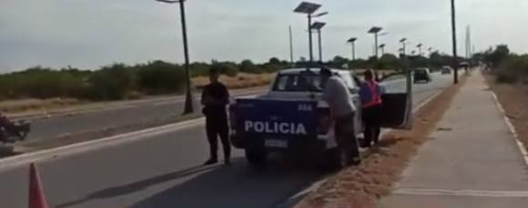 INCREÍBLE SITUACIÓN: ENCONTRARON A UN PEQUEÑO SOLO EN EL PUENTE DE INGRESO AL BARRIO NÉSTOR KIRCHNER