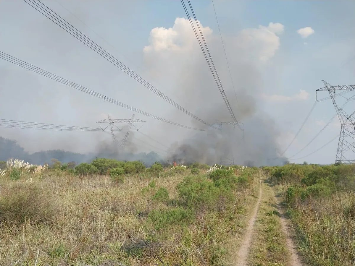 AUTORIDADES ASEGURAN QUE EL INCENDIO QUE PROVOCÓ  EL CORTE DE ELECTRICIDAD ESTÁ CONTROLADO