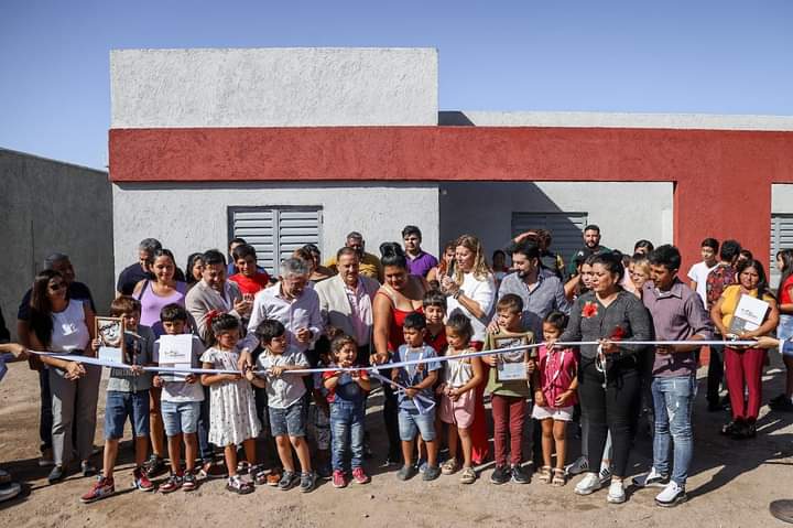 EL GOBERNADOR  ENCABEZÓ LA ENTREGA DE VIVIENDAS DEL PLAN ANGELELLI