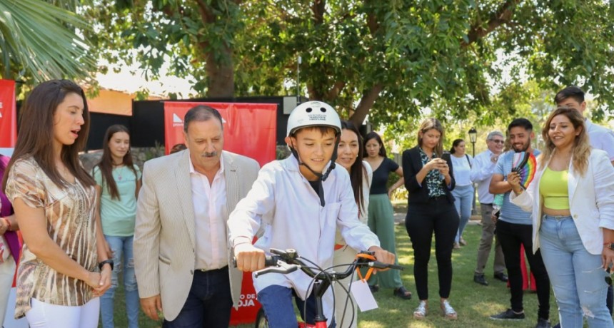 EL GOBERNADOR RICARDO QUINTELA REALIZÓ EL LANZAMIENTO DE “A LA ESCUELA EN BICI” PARA ALUMNOS DE 6° GRADO DE ESCUELAS RURALES