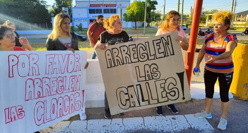 VECINOS CORTAN RUTA 5 RECLAMANDO PRESENCIA MUNICIPAL