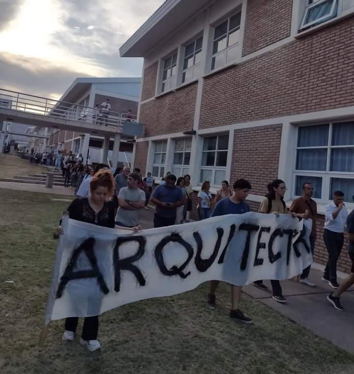 NUEVA MARCHA EN LA UNLAR EN CONTRA DE LA GESTIÓN QUIROGA-CORZO