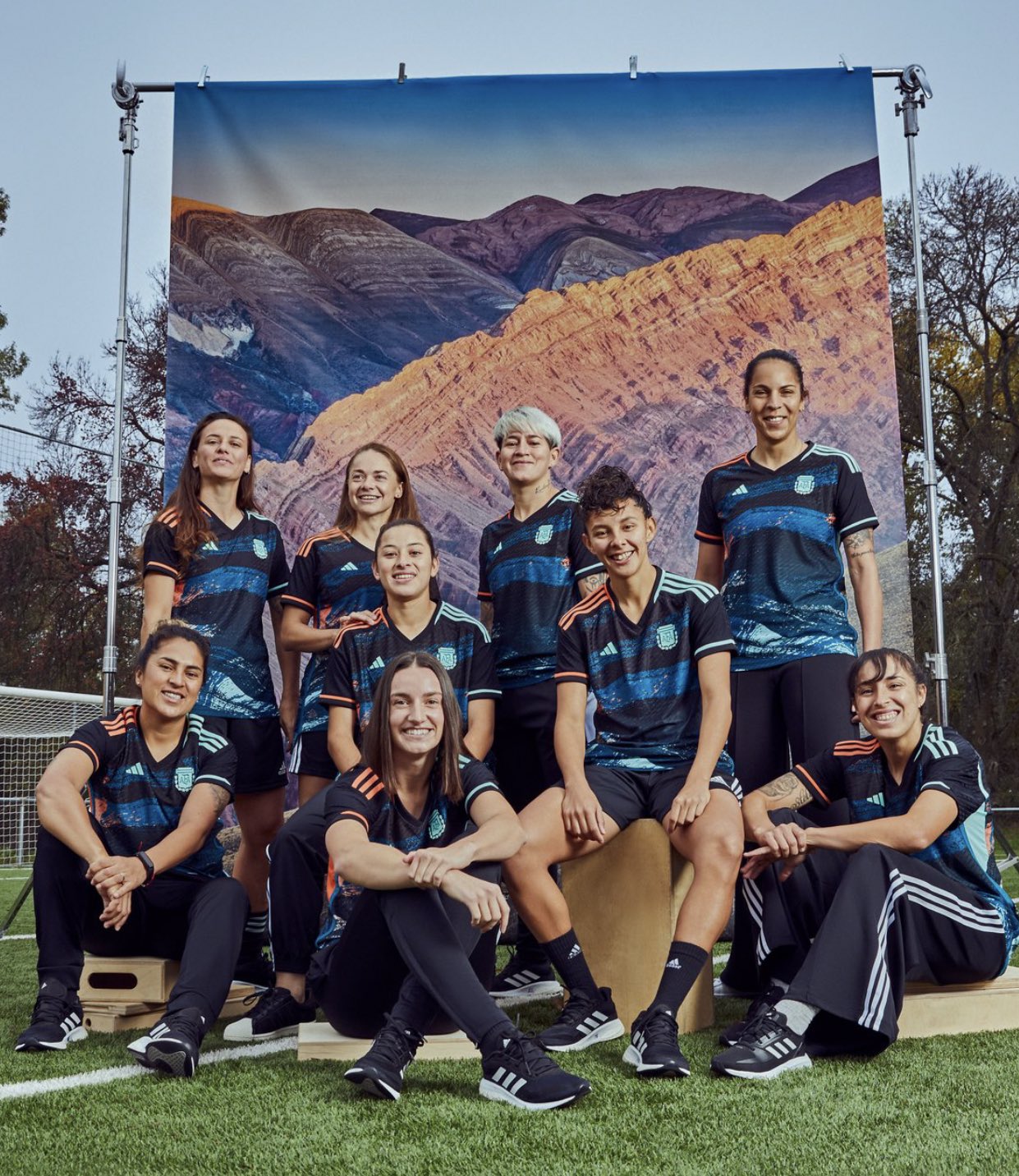 LA SELECCIÓN ARGENTINA DE FÚTBOL FEMENINO PRESENTÓ LA NUEVA INDUMENTARIA ALTERNATIVA INSPIRADA EN HUMAHUACA