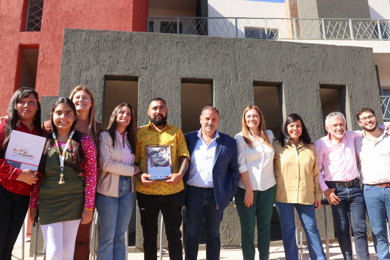 EL GOBERNADOR RICARDO QUINTELA ENTREGÓ LAS PRIMERAS 40 VIVIENDAS EN ALTURA