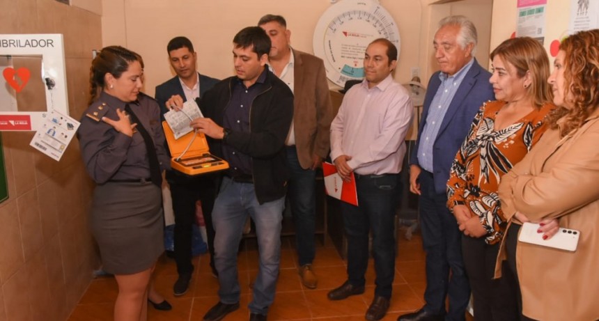 INSTALARÓN UN NUEVO DESFRIBRILADOR PARA EL SERVICIO PENITENCIARIO Y REALIZARON LA ENTREGA DE PRÓTESIS DENTALES