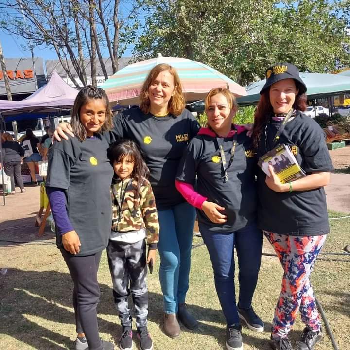 KARINA MARTÍNEZ SIGUE RECORRIENDO PUNTOS DE LA CAPITAL Y DIALOGANDO CON LOS VECINOS