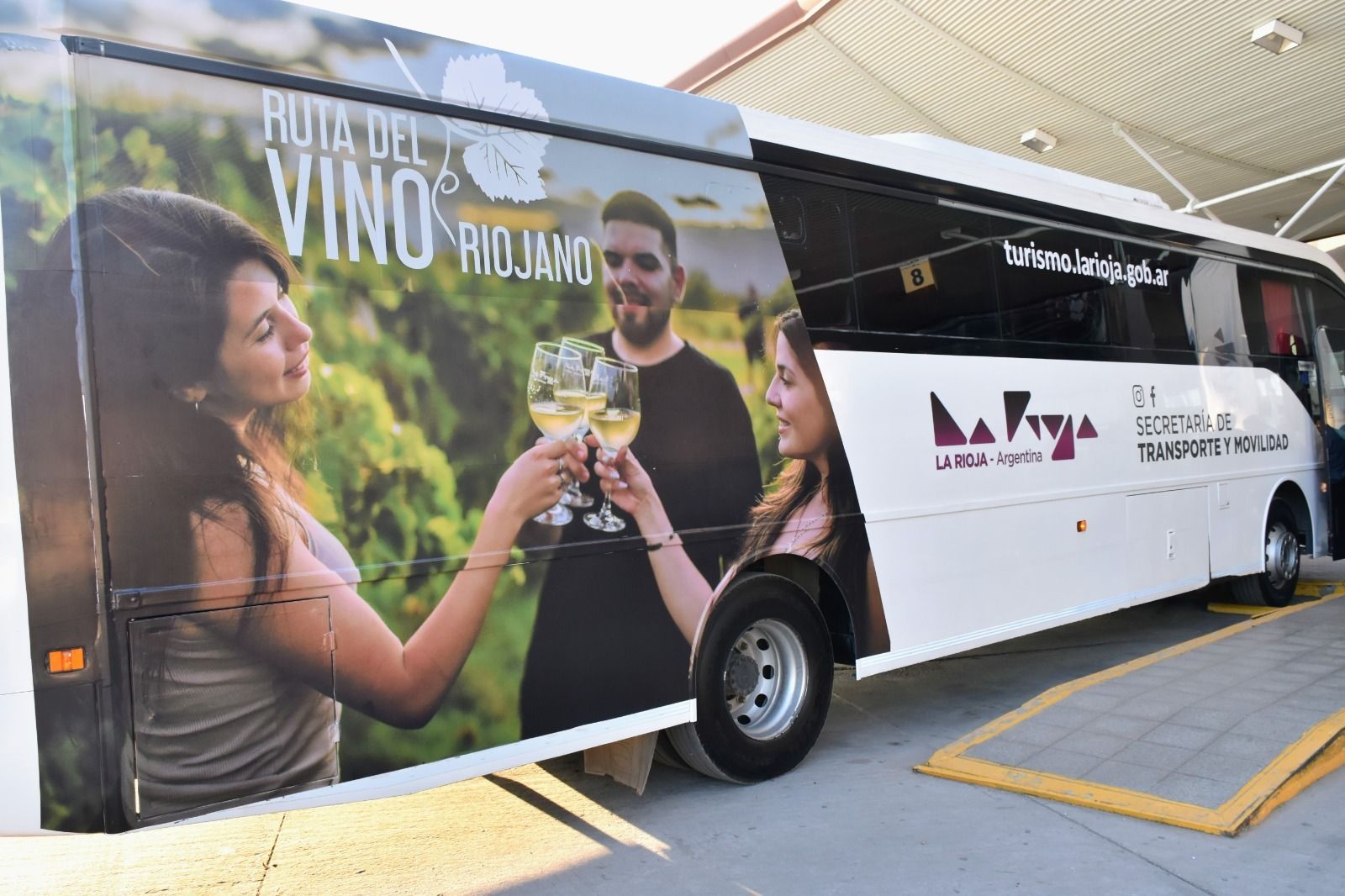 EL BUS TURISTICO DE LA RUTA DEL VINO CONSOLIDA LA EXPERIENCIA ENOTURISTICA EN LA RIOJA
