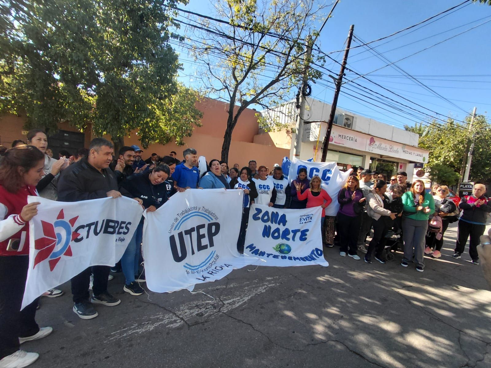TRABAJADORES DEL PROGRAMA POTENCIAR TRABAJO PROTESTARON EN LA CASA DE MARTIN MENEM