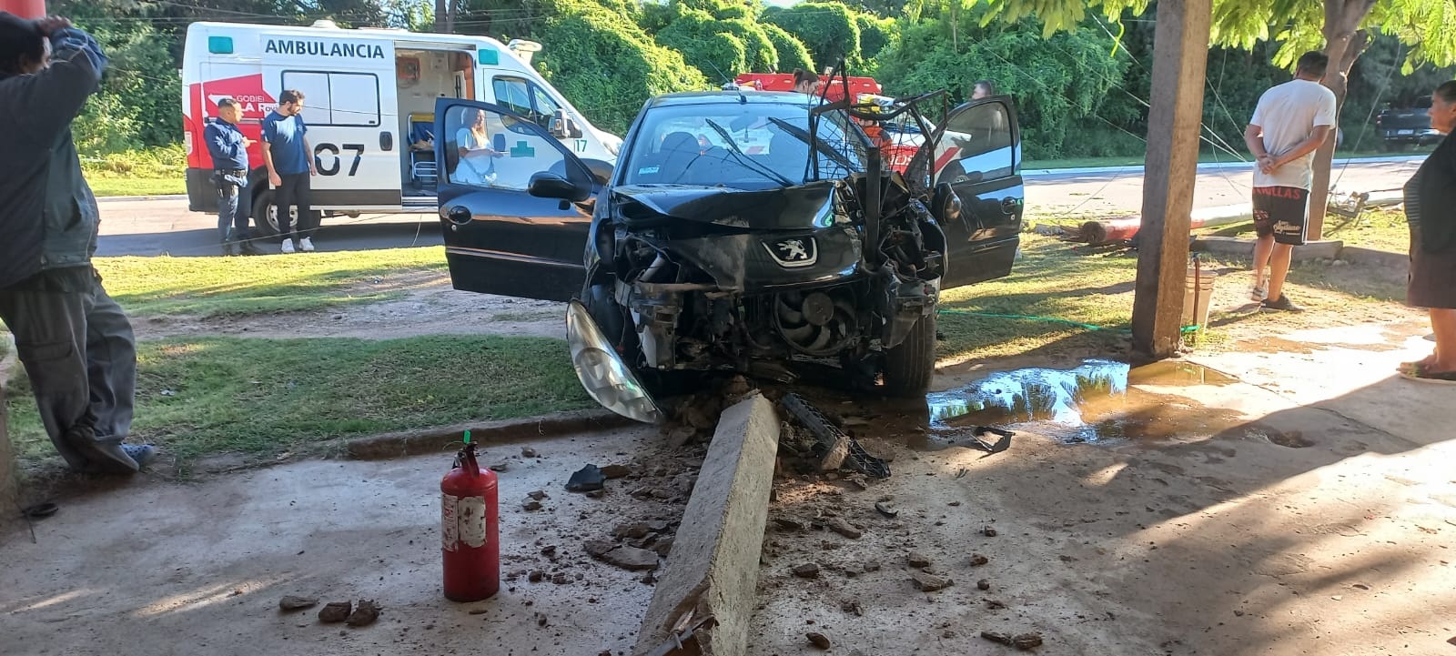 SE DURMI&Oacute; AL VOLANTE, CHOC&Oacute; CON DOS POSTES DE LUZ Y RESULT&Oacute; ILESO