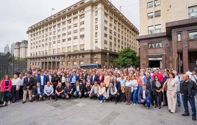 M&Aacute;S DE 150 INTENDENTES MARCHARON CONTRA CAPUTO POR EL PRECIO DEL COMBUSTIBLE Y LA PARALIZACI&Oacute;N DE OBRAS