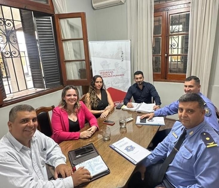 IMPORTANTE REUNI&Oacute;N DEL C&Iacute;RCULO DE OFICIALES DE LA POLIC&Iacute;A Y EL MINISTRO Z&Aacute;RATE