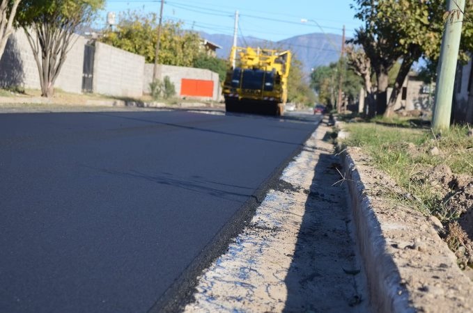 EL GOBERNADOR ANUNCI&Oacute; UN PLAN DE ASFALTADO EN TODA LA PROVINCIA