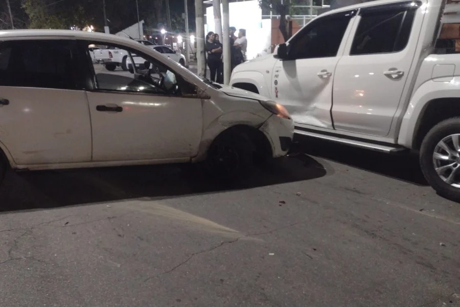 PERDI&Oacute; EL CONTROL DEL AUTO  Y CHOC&Oacute; A UNA CAMIONETA