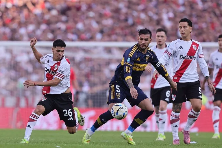 BOCA LE GAN&Oacute; A RIVER Y PELEA POR LA PUNTA DE SU ZONA