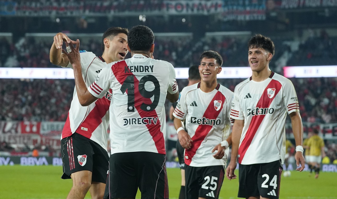 RIVER VENCI&Oacute; A ALDOSIVI EN EL MONUMENTAL