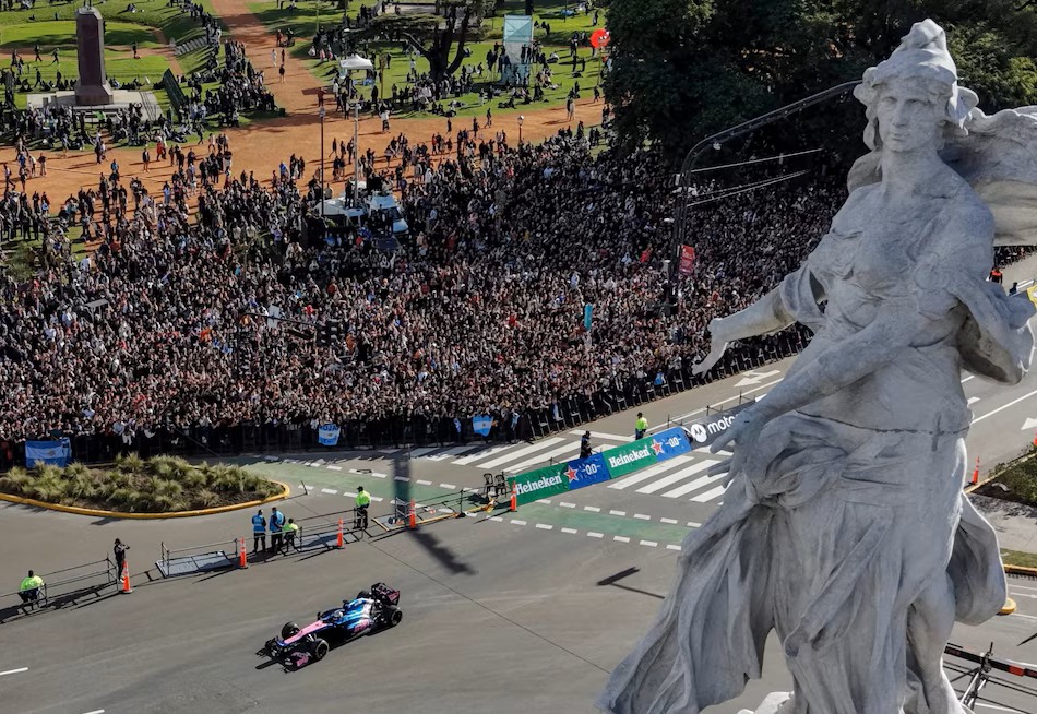 FRANCO COLAPINTO HIZO VIBRAR A UN MULTITUD CON EL LOTUS E20 Y EMOCION&Oacute; CON LA FLECHA DE PLATA