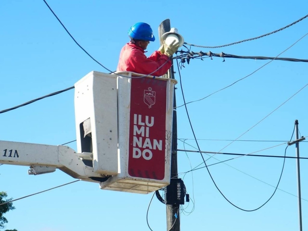 EL MUNICIPIO COLOC&Oacute; NUEVAS LUMINARIAS EN DISTINTOS BARRIOS Y PLAZAS DE LA CIUDAD