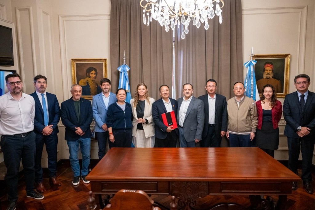 LA RIOJA FIRM&Oacute; UN ACUERDO CON LA EMPRESA CHINA HAINAN TRAILBLAZER PARA AVANZAR EN PROYECTOS MINEROS