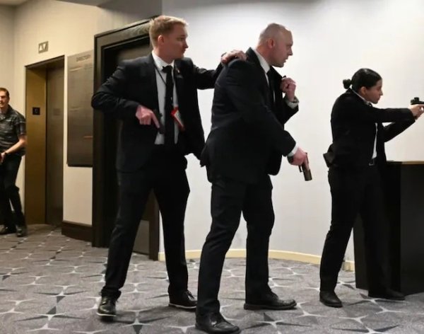 TENSI&Oacute;N EN EE.UU.: DONALD TRUMP FUE EVACUADO DE URGENCIA DE UNA CENA EN MEDIO DE UN TIROTEO 