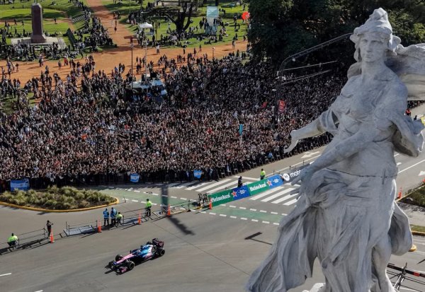 FRANCO COLAPINTO HIZO VIBRAR A UN MULTITUD CON EL LOTUS E20 Y EMOCION&Oacute; CON LA FLECHA DE PLATA