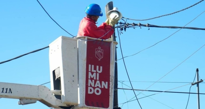 EL MUNICIPIO COLOC&Oacute; NUEVAS LUMINARIAS EN DISTINTOS BARRIOS Y PLAZAS DE LA CIUDAD