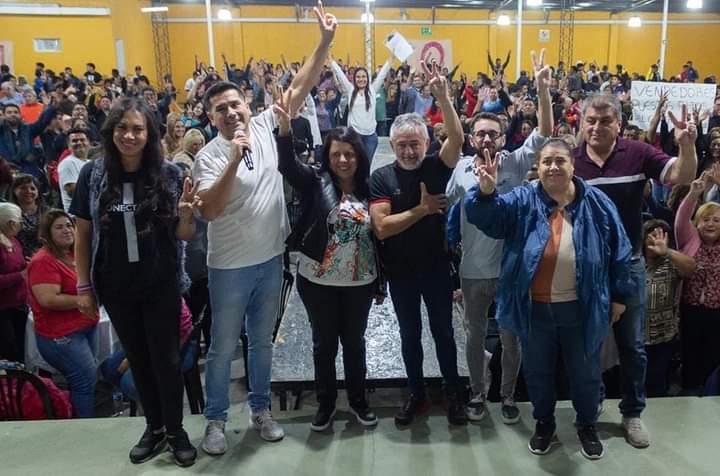 EN CHILECITO EL GOBERNADOR RICARDO QUINTELA ENTREGÓ MÁS DE 200 BICICLETAS A ESTUDIANTES, 406 ESCRITURAS Y 100 DECRETPS DE PASE A PLATA.