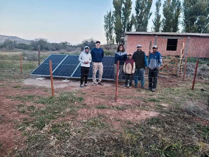 FAMILIAS DE LA PRECORDILLERA RIOJANA AHORA TIENEN LUZ GRACIAS AL PROYECTO DE ENERGÍAS RENOVABLES