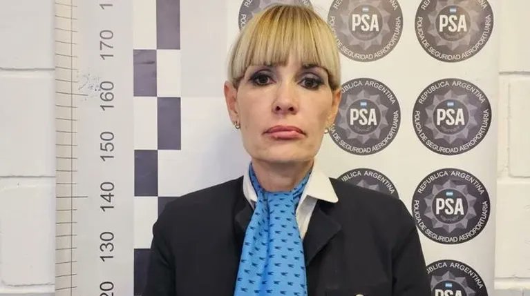 ELLA ES DANIELA CARBONE, LA AZAFATA ACUSADA POR LA FALSA AMENAZA DE BOMBA EN UN VUELO INTERNACIONAL