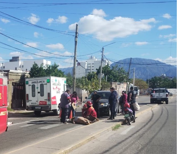 UNA MUJER CAYÓ DE SU MOTO Y EMBISTIÓ A UNA CAMIONETA
