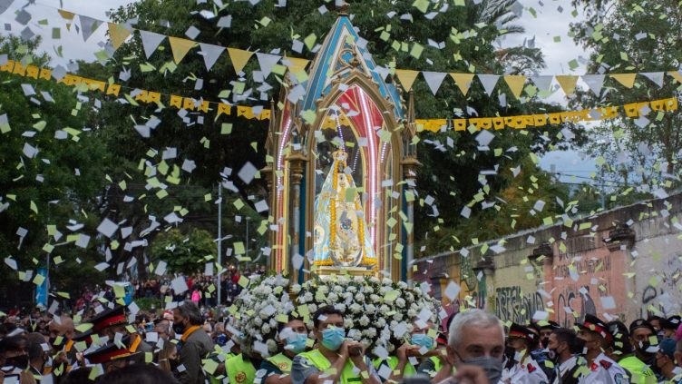 UNA MULTITUD  ACOMPAÑÓ A LA VIRGEN DEL VALLE EN CATAMARCA