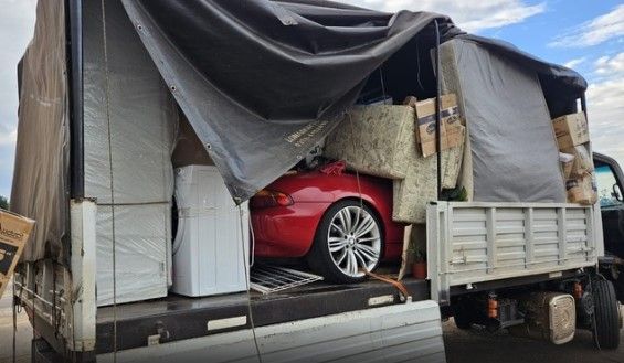 SIMULARON UNA MUDANZA PARA TRANSPORTAR UN BMW DE 96 MILLONES DE PESOS