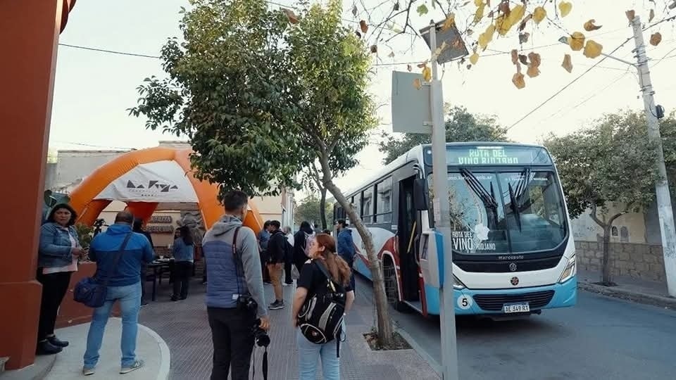  CHILECITO Y FAMATINA INAUGURAN SU PRIMER BUS TURÍSTICO CON EXPERIENCIAS SENSORIALES