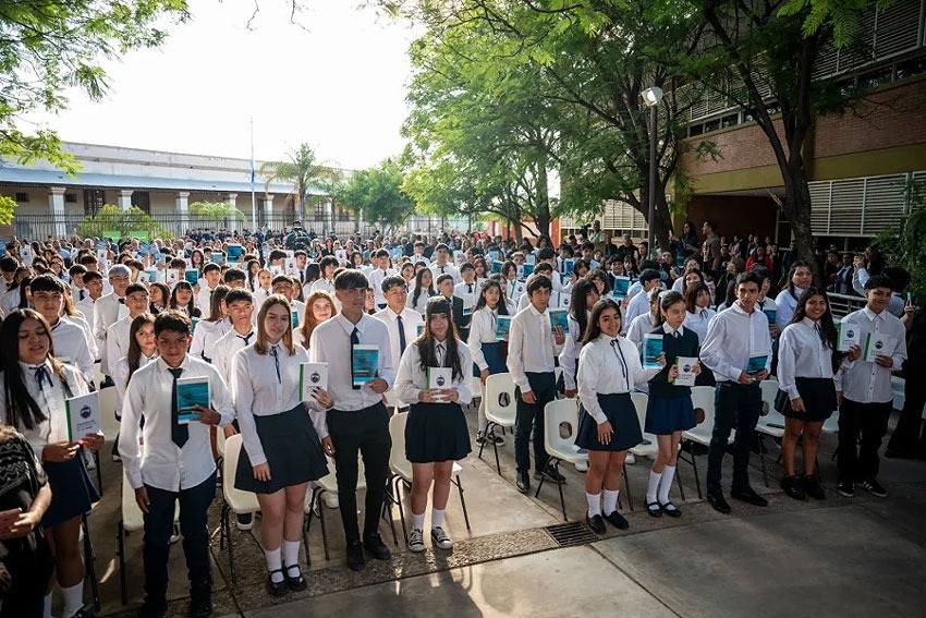 ESTUDIANTES DE LA SECUNDARIA REALIZARON PROMESA HISTÓRICA A LA NUEVA CONSTITUCIÓN PROVINCIAL