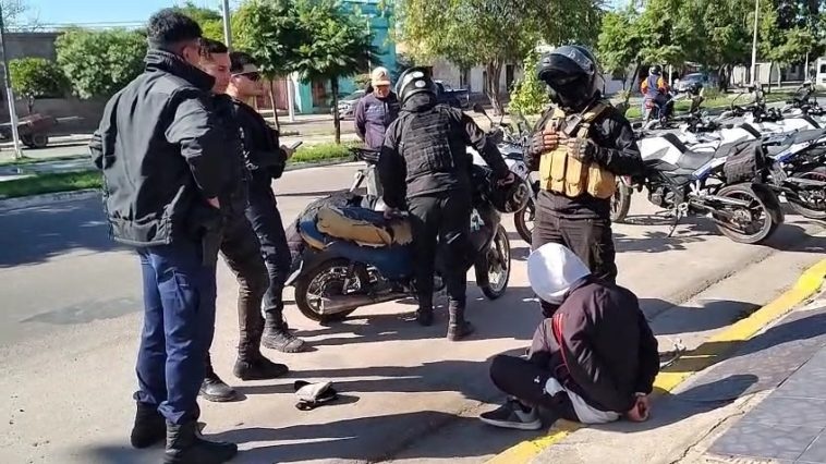IBA EN SU MOTOCICLETA ARMADO,LO PARÓ UN CONTROL Y TERMINÓ PRESO 
