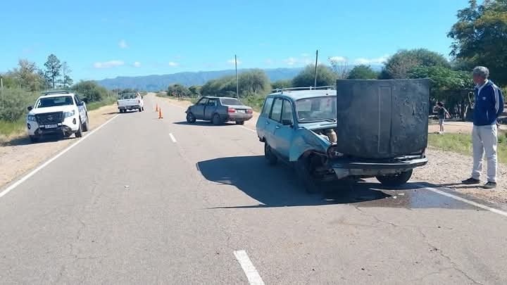 CONDUCTOR EBRIO CRUZO DE CARRIL Y CHOCÓ DE FRENTE CON OTRO AUTO