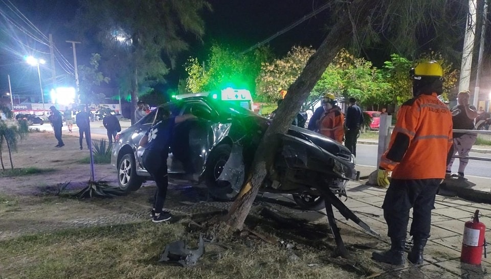 ESTRELLÓ SU AUTO CONTRA UN ÁRBOL Y SE DIO A LA FUGA 