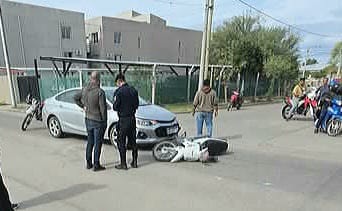 SINIESTRO VIAL ENTRE UN AUTOMÓVIL Y MOTOCICLETA DEJÓ HERIDOS EN EL BARRIO PARQUE SUR