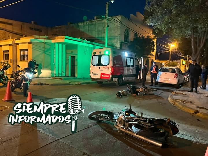 DOS MOTOCICLETAS CHOCARON EN EL CENTRO Y HUBO DOS HERIDOS 