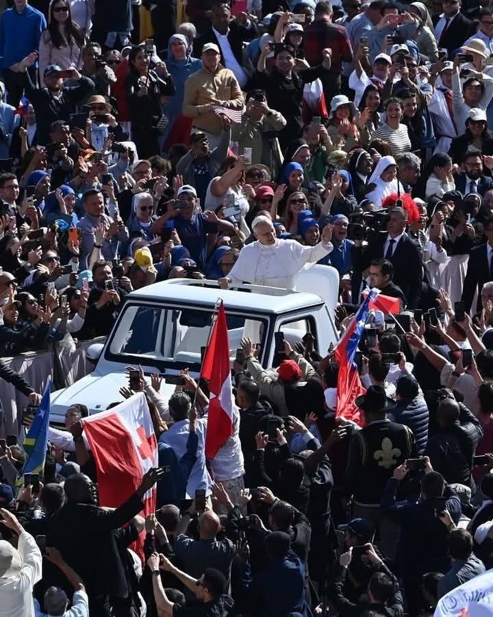 MULTITUDINARIA MISA EN EL VATICANO: MÁS DE 250.000 FIELES ACOMPAÑARON EN LA ASUNCIÓN DEL PAPA LEÓN XIV