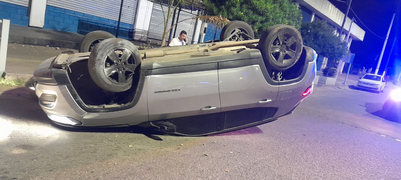 VOLCÓ POR EL USO DEL CELULAR Y ALCOHOL