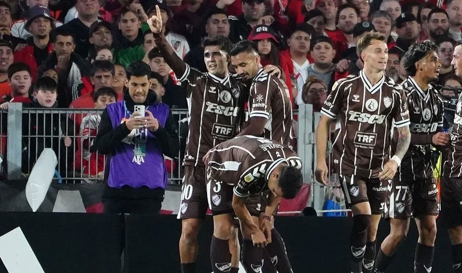 PLATENSE METIÓ EL BATACAZO EN EL MONUMENTAL Y DEJÓ EN EL CAMINO A RIVER