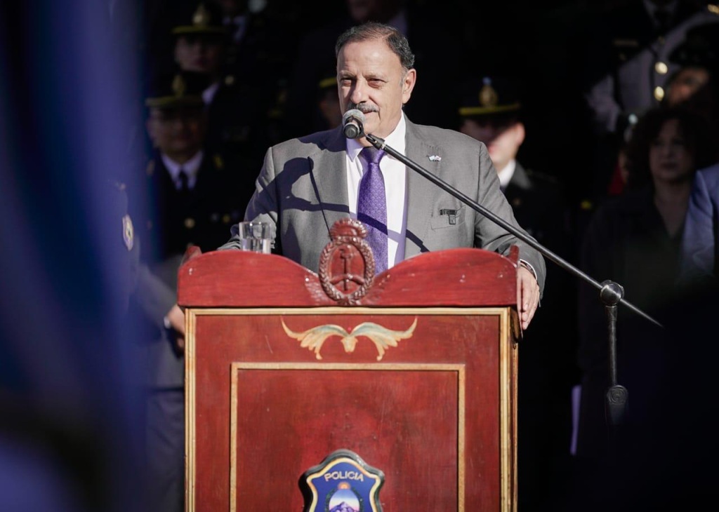 ANIVERSARIO DE LA POLICIA: QUINTELA FIRMÓ DECRETOS DE ASCENSO AL PERSONAL POLICIAL Y SERVICIO PENITENCIARIO