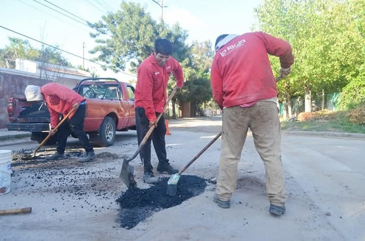 EL MUNICIPIO LIMPIÓ Y BACHEÓ EL BARRIO COCHANGASTA SUR