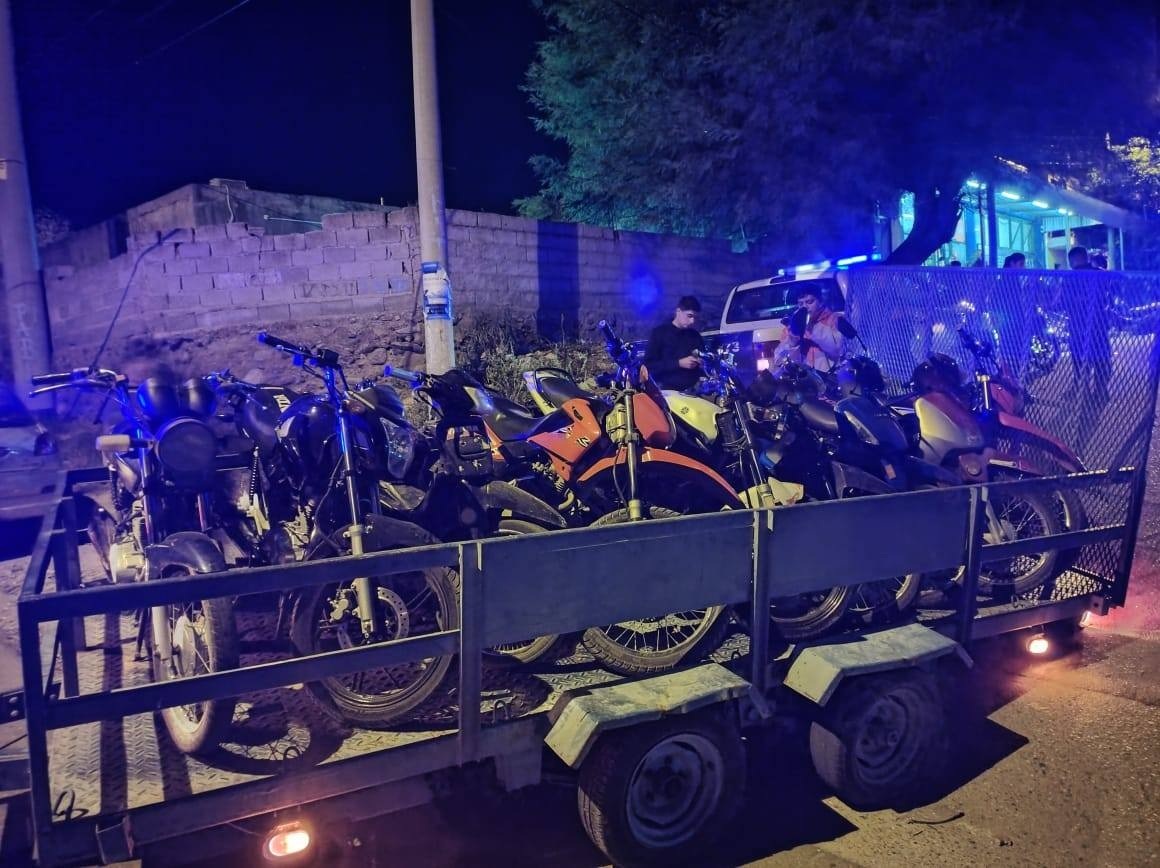 HACIAN PICADAS, LLEGÓ LA POLICIA Y LES SECUESTRÓ LAS MOTOS