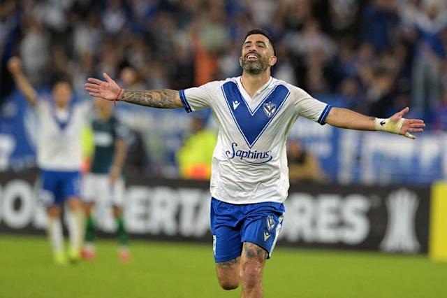 VELEZ GOLEÓ A SAN ANTONIO BULO BULO Y SE METIÓ EN OCTAVOS