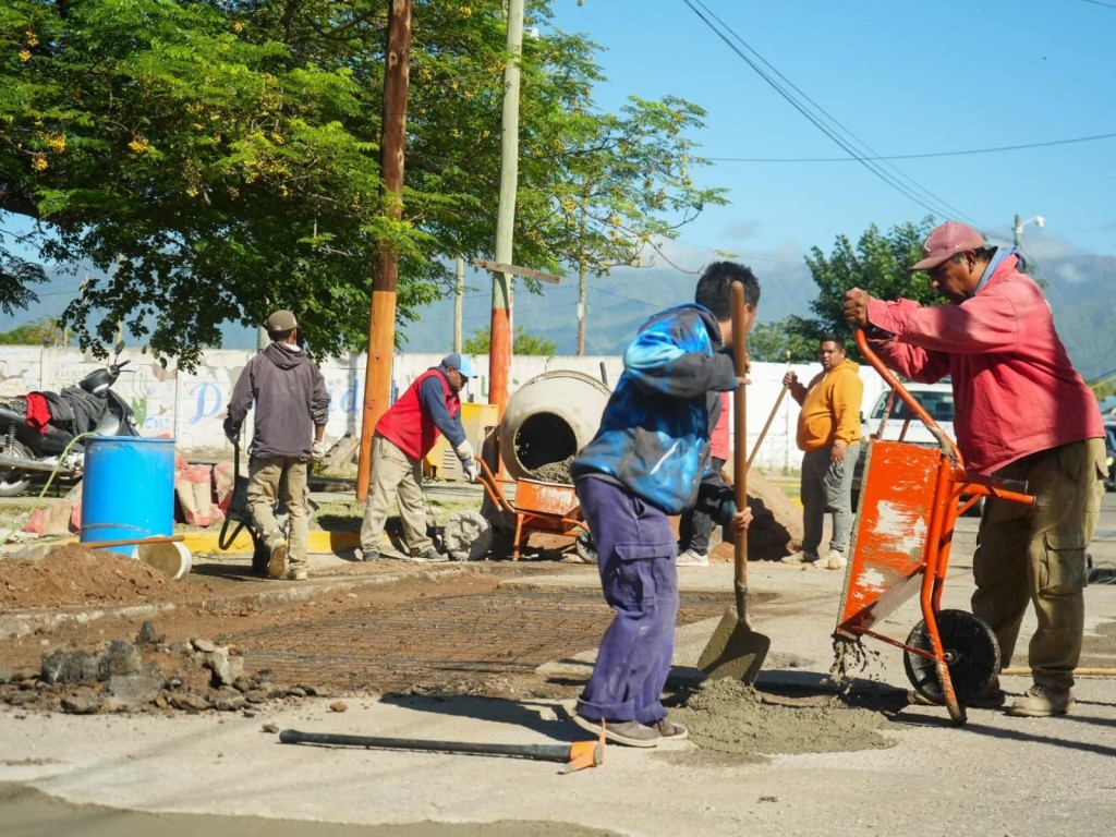 EL MUNICIPIO AVANZA CON LAS TAREAS DE BACHEO EN LOS BARRIOS DE LA CIUDAD