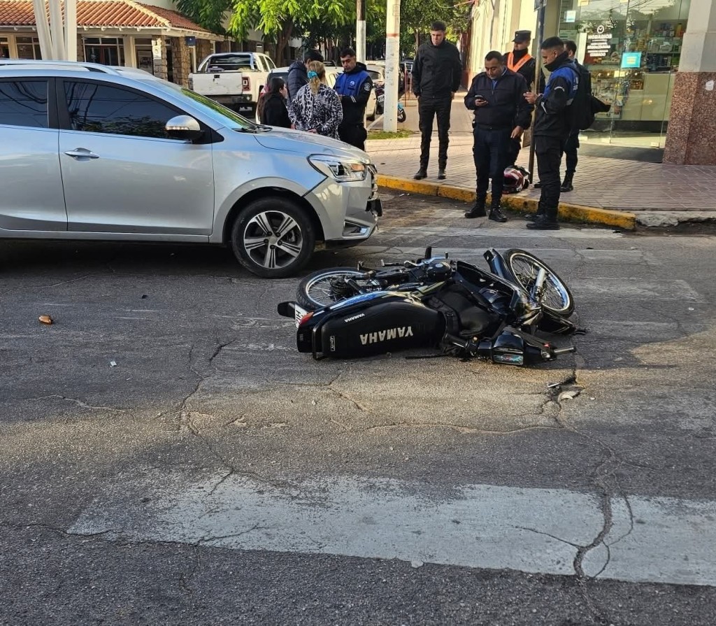 OTRO SINIESTRO VIAL: MOTOCICLISTA HERIDA EN PLENO CENTRO CAPITALINO